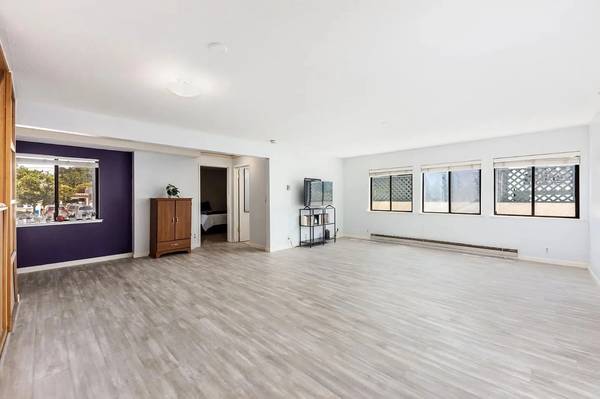 Charming 1-bedroom, 1-bath Apartment photo 3