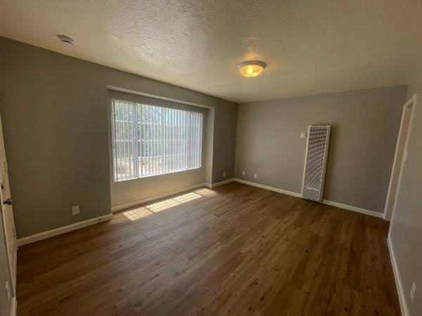 2BR/1BA Apartment on 98th Ave · Oakland photo 4