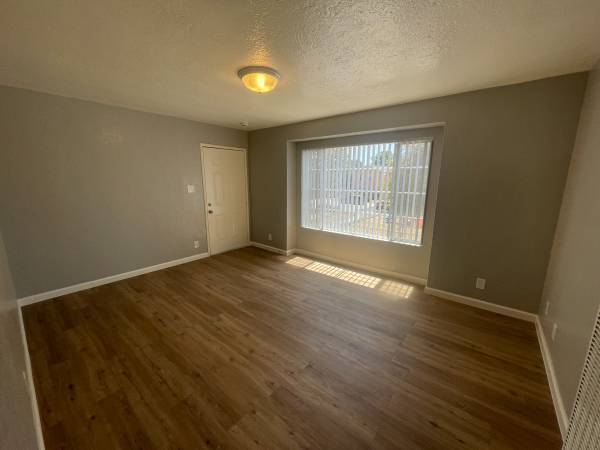 2BR/1BA Apartment on 98th Ave · Oakland photo 5