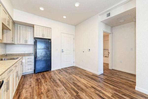 Apartments on 105th Avenue · Oakland photo 5