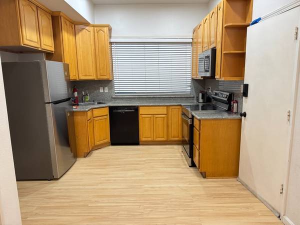 Apartments on Summit St · Oakland photo 4