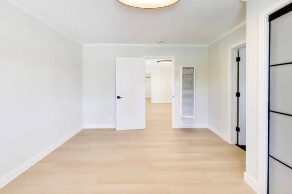 Apartments on Oak Grove Avenue Unit · Burlingame photo 3
