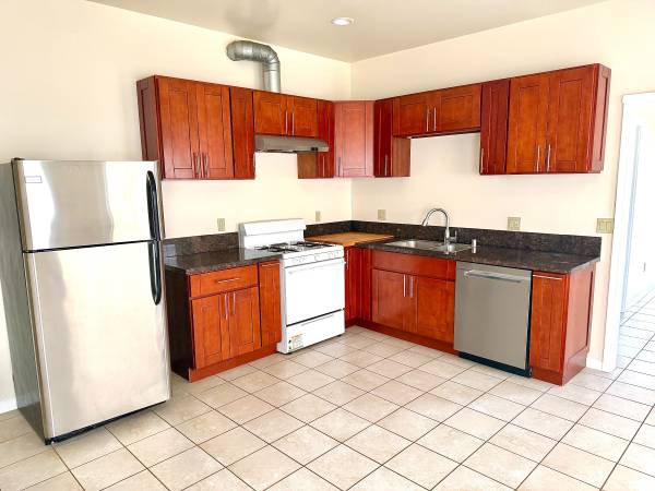 2BR/1BA Apartment on Apgar Street · Emeryville photo 4