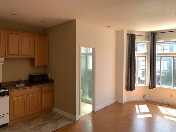 1BR/1BA Apartment · East Elmhurst photo 3