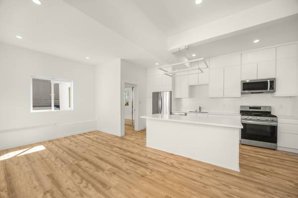 2BR/1BA Apartment · San Francisco photo 2