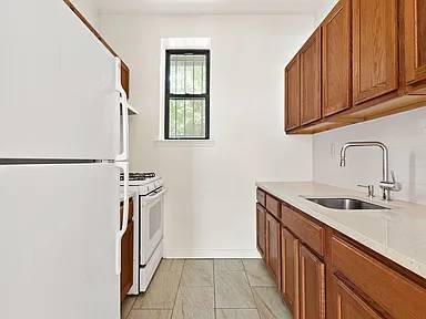 2400 Pacific Avenue Apartments photo 3