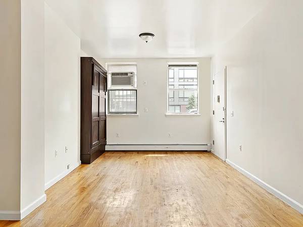 2400 Pacific Avenue Apartments photo 2