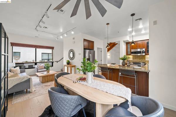 2BR/3BA Condo on Zephyr Dr · Oakland photo 4