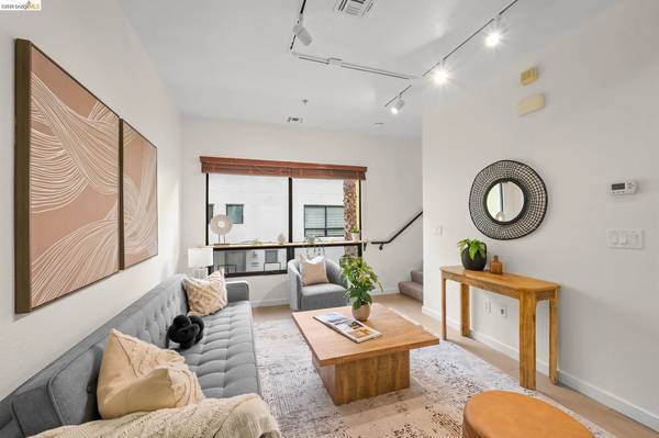 2BR/3BA Condo on Zephyr Dr · Oakland photo 3