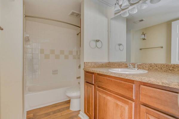 2BR/1BA Apartment · San Francisco photo 2