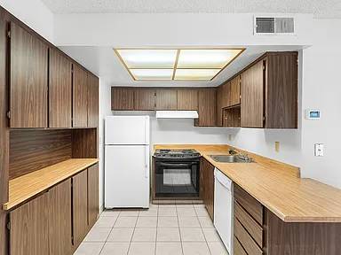 Two Story Townhouse with patio photo 3