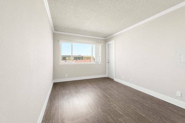 2727 Edison photo 2