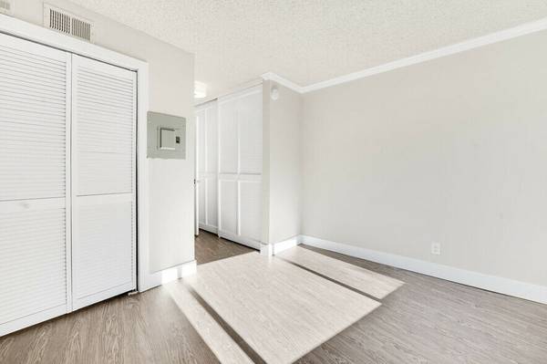 2727 Edison photo 5