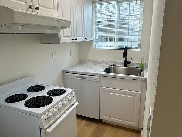 1BR/1BA Single Family House on Derby St · Berkeley photo 4