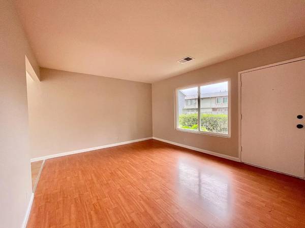 1BR/1BA Single Family House on Old County Rd · Belmont photo 4