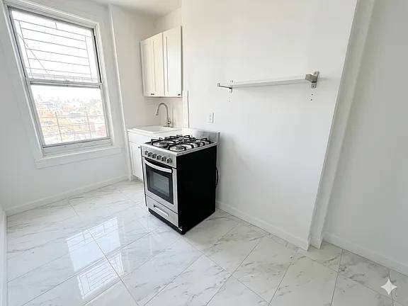 1BR/1BA Apartment · Forest Hills photo 4