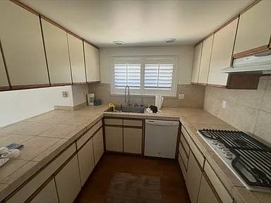 Fully Furnished 5bd/2.5ba Hillside View Home-foundation photo 4