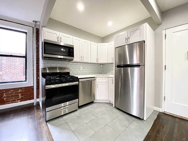 1BR/1BA Apartment on Rhinelander Ave · Bronx photo 2