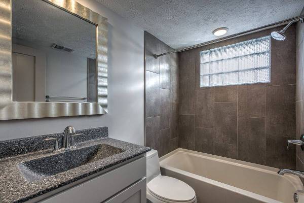 2BR/1BA Apartment · Petaluma photo 3