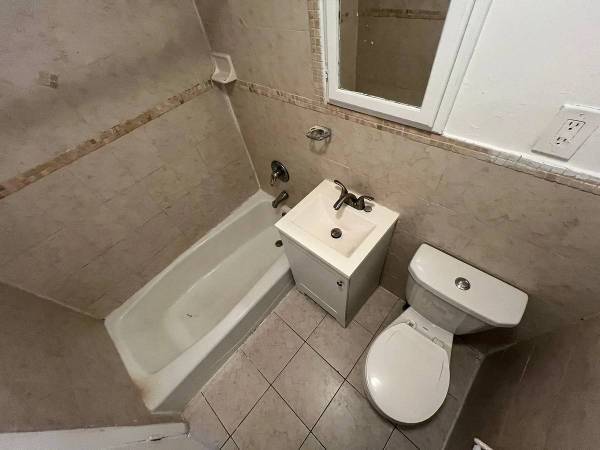 1BR/1BA Apartment on Bromley Ln · Great Neck photo 4