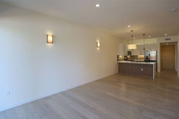1BR/1BA Apartment on Thomas Berkeley Way · Oakland photo 2