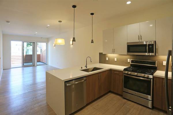 1BR/1BA Apartment on Thomas Berkeley Way · Oakland photo 3