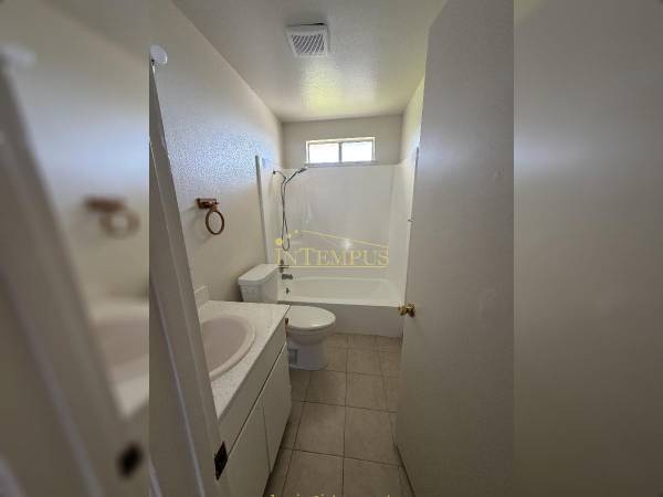 2BR/1BA Apartment on W 10th St Apt 5 · Gilroy photo 5