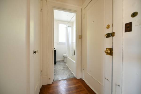 Nice studio apartment with modern fixtures and appliances photo 3