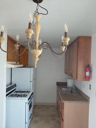 2BR/1BA Apartment on Mission Ave. · Richmond photo 3