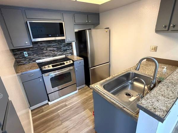 2BR/2BA Townhouse · Pleasant Hill photo 4