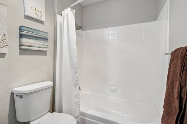 Townhouse 2 Bedroom, 2 Bath, Washer/dryer, Refrigerator, 2 Car Garage, Patio photo 3