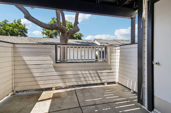 Townhouse 2 Bedroom, 2 Bath, Washer/dryer, Refrigerator, 2 Car Garage, Patio photo 2