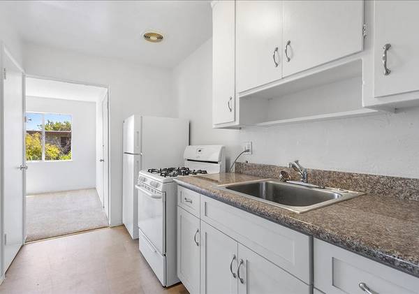 2BR/1BA Apartment on Pacific Ave · Oakland photo 5