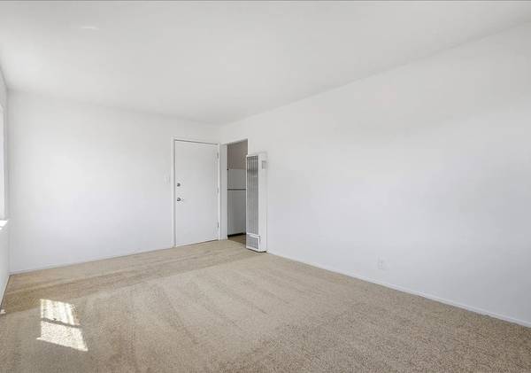 2BR/1BA Apartment on Pacific Ave · Oakland photo 3