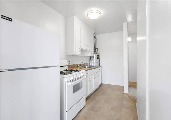 2BR/1BA Apartment on Pacific Ave · Oakland photo 4