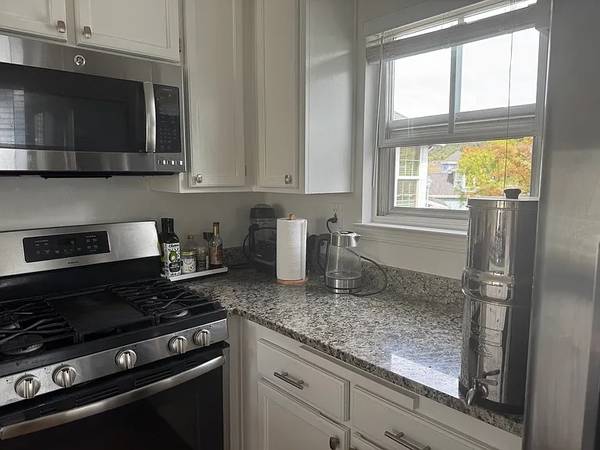 2BR/1BA Apartment on Mariners Cir · San Rafael photo 4