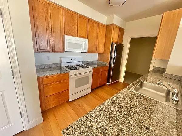 2BR/2BA Apartment on Wood St · San Francisco photo 2