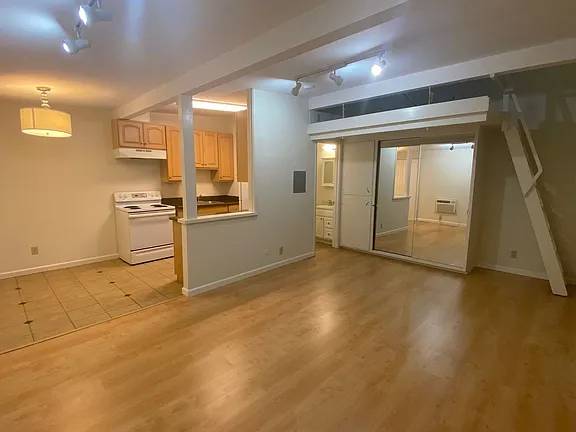 1BR/1BA Apartment · Mountain View photo 2
