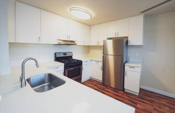 2BR/1BA Apartment on Alamo Drive · Vacaville photo 3