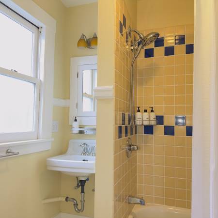 1BR/1BA Apartment · Oakland photo 5