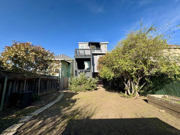 3BR/2BA Single Family House on 30th Street · Oakland photo 4