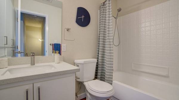 2BR/1BA Apartment · Fairfield photo 4