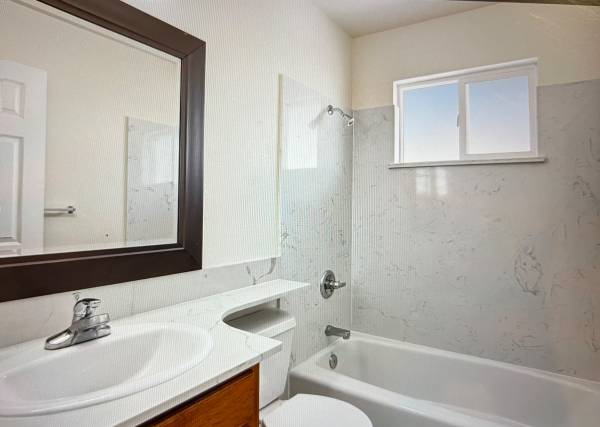 2BR/1BA Duplex · Oakland photo 3