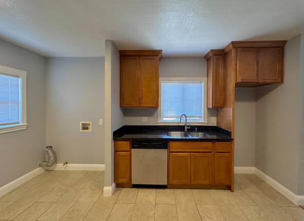 2BR/1BA Single Family House on Orral St · Oakland photo 4