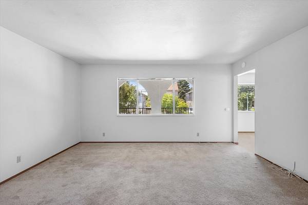 2BR/1BA Apartment on Broadway · Oakland photo 4