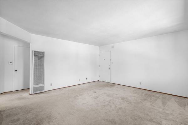2BR/1BA Apartment on Broadway · Oakland photo 5