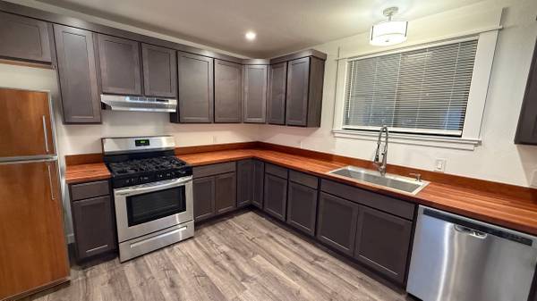 3BR/1BA Apartment · Aptos photo 2