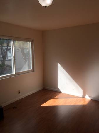 2BR/1BA Apartment on Chiquita Avenue · Mountain View photo 5