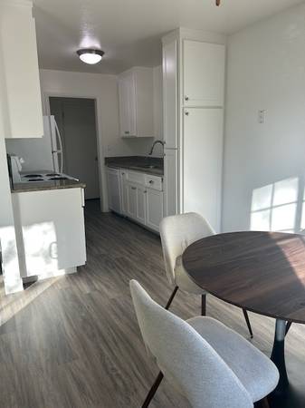 Apartments on Coleman Ave · Menlo Park photo 5