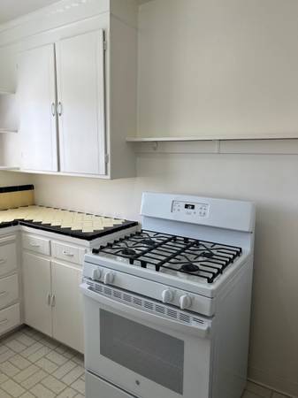 2BR/1BA Apartment · Oakland photo 4